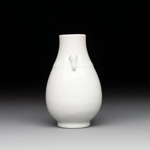 A small Chinese white-glazed 'hu' vase, Qianlong — photo 3
