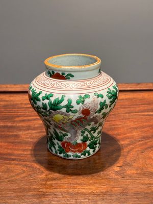 A small Chinese wucai 'Buddhist lion and peony scroll' jar, Transitional period — 照片 1