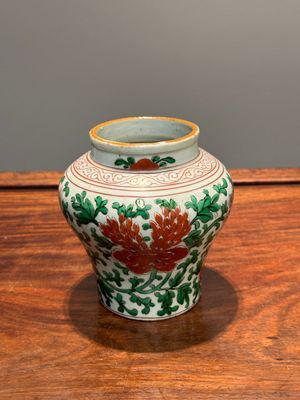 A small Chinese wucai 'Buddhist lion and peony scroll' jar, Transitional period — 照片 2