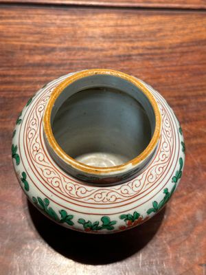 A small Chinese wucai 'Buddhist lion and peony scroll' jar, Transitional period — 照片 5