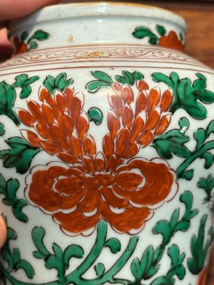 A small Chinese wucai 'Buddhist lion and peony scroll' jar, Transitional period — 照片 8