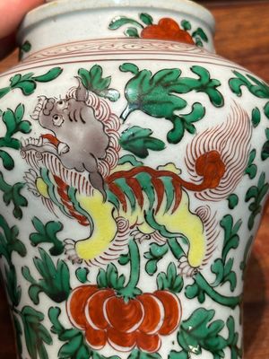 A small Chinese wucai 'Buddhist lion and peony scroll' jar, Transitional period — 照片 9