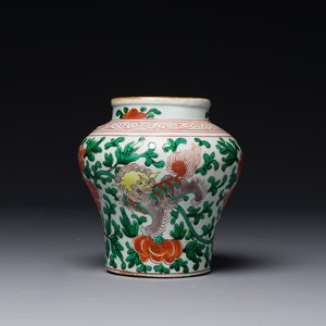 A small Chinese wucai 'Buddhist lion and peony scroll' jar, Transitional period — 照片 1
