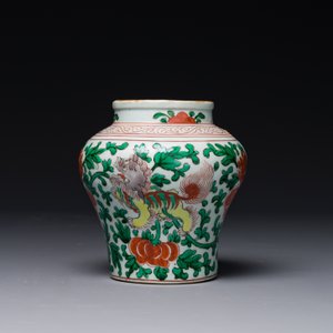 A small Chinese wucai 'Buddhist lion and peony scroll' jar, Transitional period — 照片 3