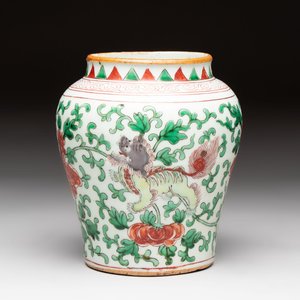 A small Chinese wucai 'Buddhist lion and peony scrolls' jar, Transitional period — photo 1