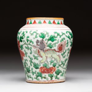 A small Chinese wucai 'Buddhist lion and peony scrolls' jar, Transitional period — photo 2