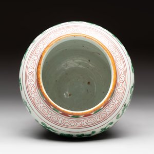 A small Chinese wucai 'Buddhist lion and peony scrolls' jar, Transitional period — photo 6