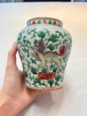 A small Chinese wucai 'Buddhist Lions and Peony Scrolls' jar — 照片 1