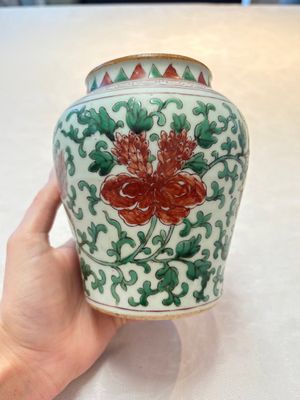 A small Chinese wucai 'Buddhist Lions and Peony Scrolls' jar — 照片 2