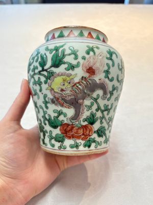 A small Chinese wucai 'Buddhist Lions and Peony Scrolls' jar — 照片 3