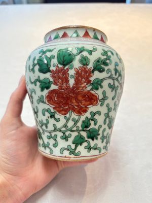 A small Chinese wucai 'Buddhist Lions and Peony Scrolls' jar — 照片 4