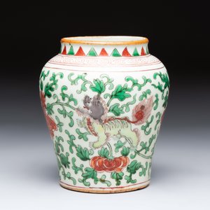 A small Chinese wucai 'Buddhist Lions and Peony Scrolls' jar — 照片 1