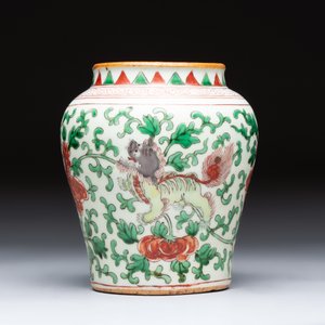 A small Chinese wucai 'Buddhist Lions and Peony Scrolls' jar — 照片 2