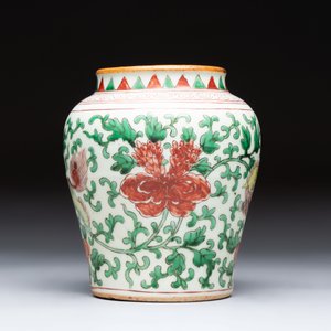 A small Chinese wucai 'Buddhist Lions and Peony Scrolls' jar — 照片 3
