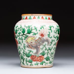 A small Chinese wucai 'Buddhist Lions and Peony Scrolls' jar — 照片 4