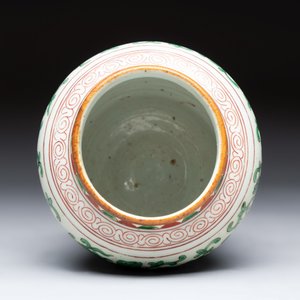 A small Chinese wucai 'Buddhist Lions and Peony Scrolls' jar — 照片 6