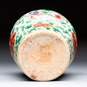 A small Chinese wucai 'Buddhist Lions and Peony Scrolls' jar — 照片 7