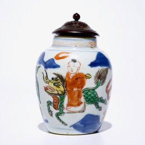 A small Chinese wucai jar with a by riding a kylin, Transitional period, Shunzhi — photo 2