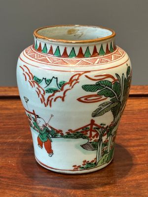 A small Chinese wucai jar with figures in a landscape, Transitional period — 照片 2