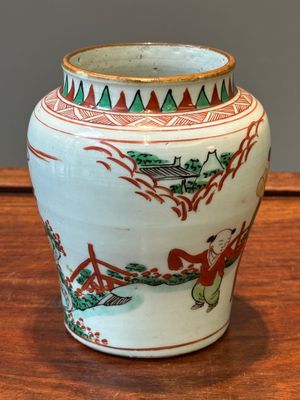 A small Chinese wucai jar with figures in a landscape, Transitional period — 照片 4