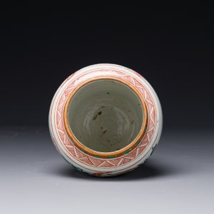 A small Chinese wucai jar with figures in a landscape, Transitional period — 照片 5