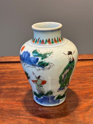 A small Chinese wucai jar with figures in a landscape, Transitional period — photo 1