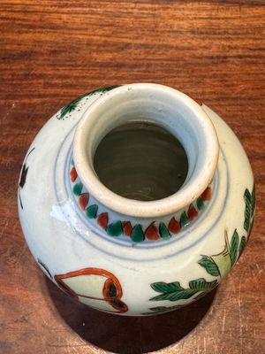 A small Chinese wucai jar with figures in a landscape, Transitional period — photo 5