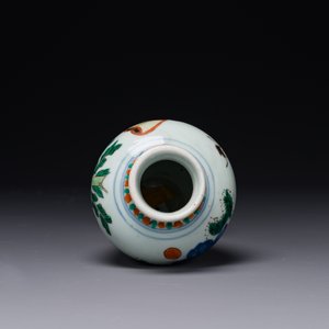 A small Chinese wucai jar with figures in a landscape, Transitional period — photo 5