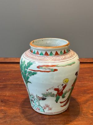 A small Chinese wucai jar with figures in a landscape, Transitional period — 照片 3