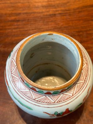 A small Chinese wucai jar with figures in a landscape, Transitional period — 照片 4