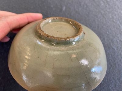 A small Chinese Yaozhou celadon bowl, Song or later — 照片 3