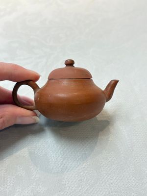 A small Chinese Yixing stoneware covered teapot and two Swatow Yixing-style covered teapots, Yixing Hui Mengchen 宜興惠孟臣製 and Shunji 順記 marks, 19/20th C. — photo 1
