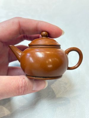 A small Chinese Yixing stoneware covered teapot and two Swatow Yixing-style covered teapots, Yixing Hui Mengchen 宜興惠孟臣製 and Shunji 順記 marks, 19/20th C. — photo 11