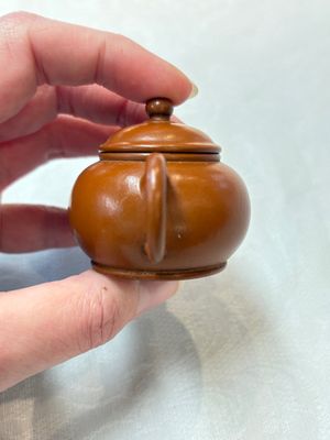 A small Chinese Yixing stoneware covered teapot and two Swatow Yixing-style covered teapots, Yixing Hui Mengchen 宜興惠孟臣製 and Shunji 順記 marks, 19/20th C. — photo 12