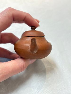A small Chinese Yixing stoneware covered teapot and two Swatow Yixing-style covered teapots, Yixing Hui Mengchen 宜興惠孟臣製 and Shunji 順記 marks, 19/20th C. — photo 2