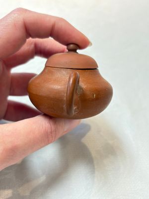 A small Chinese Yixing stoneware covered teapot and two Swatow Yixing-style covered teapots, Yixing Hui Mengchen 宜興惠孟臣製 and Shunji 順記 marks, 19/20th C. — photo 4