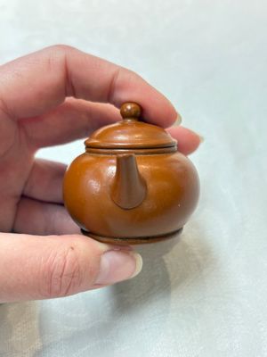 A small Chinese Yixing stoneware covered teapot and two Swatow Yixing-style covered teapots, Yixing Hui Mengchen 宜興惠孟臣製 and Shunji 順記 marks, 19/20th C. — photo 10