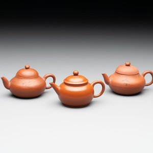 A small Chinese Yixing stoneware covered teapot and two Swatow Yixing-style covered teapots, Yixing Hui Mengchen 宜興惠孟臣製 and Shunji 順記 marks, 19/20th C. — photo 1