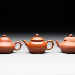 A small Chinese Yixing stoneware covered teapot and two Swatow Yixing-style covered teapots, Yixing Hui Mengchen 宜興惠孟臣製 and Shunji 順記 marks, 19/20th C. — photo 2