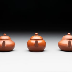 A small Chinese Yixing stoneware covered teapot and two Swatow Yixing-style covered teapots, Yixing Hui Mengchen 宜興惠孟臣製 and Shunji 順記 marks, 19/20th C. — photo 3