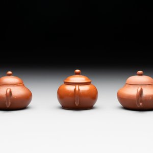A small Chinese Yixing stoneware covered teapot and two Swatow Yixing-style covered teapots, Yixing Hui Mengchen 宜興惠孟臣製 and Shunji 順記 marks, 19/20th C. — photo 5