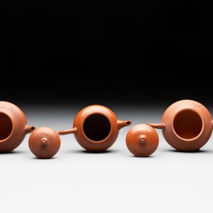 A small Chinese Yixing stoneware covered teapot and two Swatow Yixing-style covered teapots, Yixing Hui Mengchen 宜興惠孟臣製 and Shunji 順記 marks, 19/20th C. — photo 6