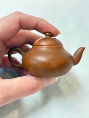 A small Chinese Yixing stoneware covered teapot and two Swatow Yixing-style covered teapots, Yixing Hui Mengchen 宜興惠孟臣製 and Shunji 順記 marks, 19/20th C. — photo 17