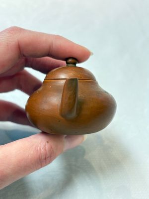 A small Chinese Yixing stoneware covered teapot and two Swatow Yixing-style covered teapots, Yixing Hui Mengchen 宜興惠孟臣製 and Shunji 順記 marks, 19/20th C. — photo 18