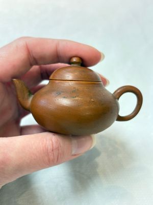 A small Chinese Yixing stoneware covered teapot and two Swatow Yixing-style covered teapots, Yixing Hui Mengchen 宜興惠孟臣製 and Shunji 順記 marks, 19/20th C. — photo 19