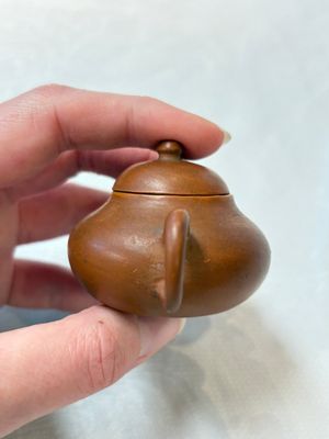 A small Chinese Yixing stoneware covered teapot and two Swatow Yixing-style covered teapots, Yixing Hui Mengchen 宜興惠孟臣製 and Shunji 順記 marks, 19/20th C. — photo 20