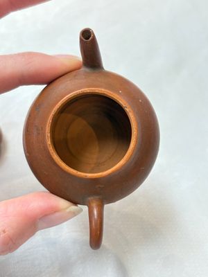 A small Chinese Yixing stoneware covered teapot and two Swatow Yixing-style covered teapots, Yixing Hui Mengchen 宜興惠孟臣製 and Shunji 順記 marks, 19/20th C. — photo 21