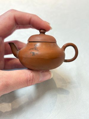 A small Chinese Yixing stoneware covered teapot and two Swatow Yixing-style covered teapots, Yixing Hui Mengchen 宜興惠孟臣製 and Shunji 順記 marks, 19/20th C. — photo 3