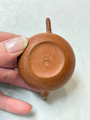 A small Chinese Yixing stoneware covered teapot and two Swatow Yixing-style covered teapots, Yixing Hui Mengchen 宜興惠孟臣製 and Shunji 順記 marks, 19/20th C. — photo 6