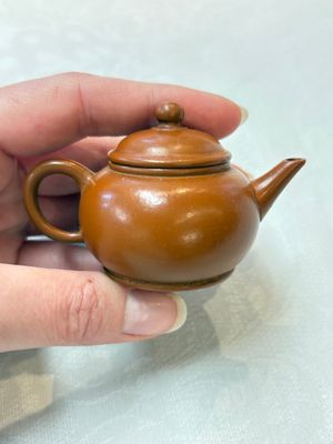 A small Chinese Yixing stoneware covered teapot and two Swatow Yixing-style covered teapots, Yixing Hui Mengchen 宜興惠孟臣製 and Shunji 順記 marks, 19/20th C. — photo 9